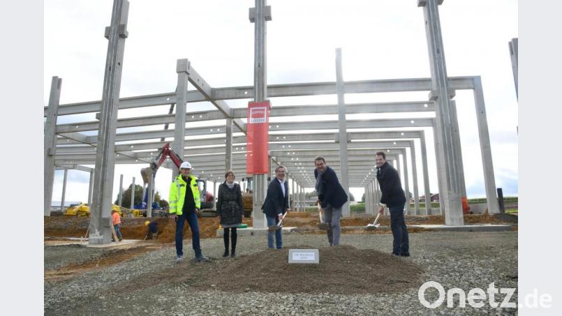 Projektleiter Volker Gradl, Köster Bau, stellvertretende Landrätin Margit Kirzinger (von links) schauen den &quot;Grundsteinlegern&quot; Bürgermeister Reiner Gäbl, Martin Pfandzelter (VIB Vermögen AG) und Uli Dippel (Tech Data) zu. Bild: bey