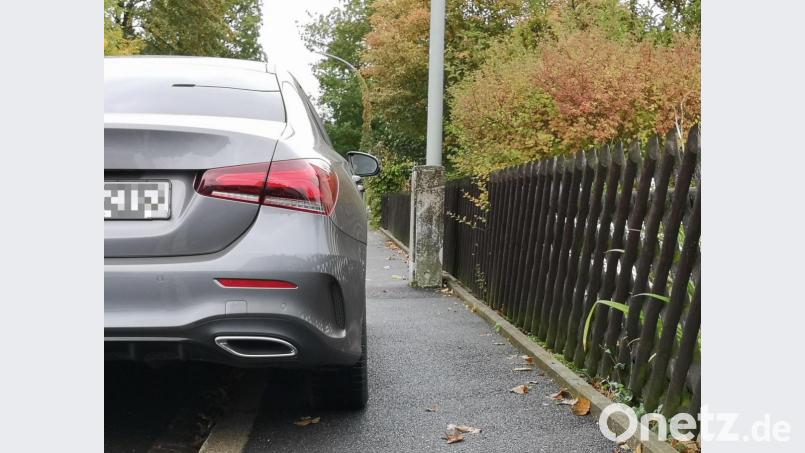 Zum wiederholten Mal wurde bemängelt, dass Autos häufig auf Gehwegen parkten und Fußgänger mit Kinderwagen oder Kinder mit Fahrrädern deshalb auf die Fahrbahn ausweichen müssten. Angesprochen hat das Thema diesmal Ernst Bayer (Freie Wähler). Bild: lnz