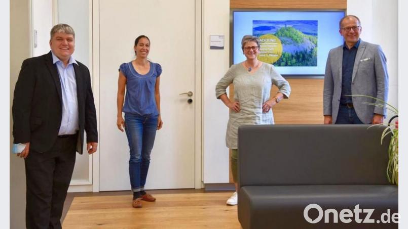 Abgeordneter Stefan Schmidt sprach mit Dritter Bürgermeisterin Katharina Hage, Stadträtin Heidrun Schelzke-Deubzer und Rathauschef Roman Schäffler (von links) über die Kommunalfinanzen. Bild: Stadt Kemnath/exb