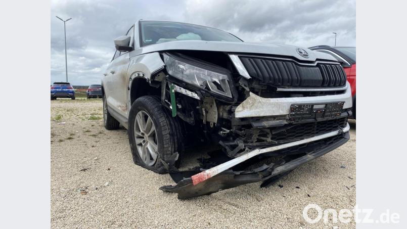 Ein Autofahrer stieß am Mittwoch, 7. Oktober, bei Freudenberg mit einem Wildschwein zusammen. Trotz einer Vollbremsung beläuft sich der Schaden ersten Schätzungen zufolge auf rund 10.000 Euro. Bild: Polizeiinspektion Amberg