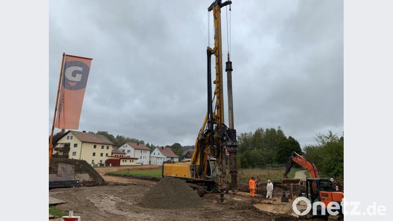 Im Zuge des Hochwasserschutzes Theuern wird derzeit eine Schutzlinie westlich der Vils errichtet. Bild: exb