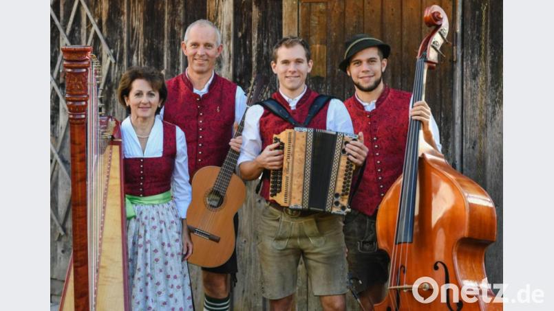 Gertraud, Klaus, Johannes und Leonhard Servi (von links): Das ist die Familienmusik Servi aus Eching, die unterstützt von Markus Tremmel als Moderator und Tenor Sandro Schmalzl das Adventssingen in Pressath gestaltet. Bild: mng