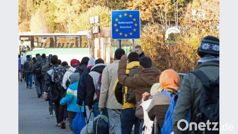 Flüchtlinge überqueren im November 2015 die Grenze von Österreich nach Deutschland. Bild: Sebastian Kahnert