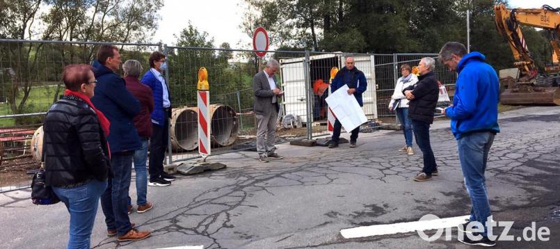 Seit rund vier Wochen sind die Bauarbeiten an der Pfreimdbrücke in Böhmischbruck zu Gange. Auch der Zustand der Ortsstraße wurde von der SPD Kreistagsfraktion zur Kenntnis genommen. Baudirektor Kederer (zweiter von rechts) erläuterte den Baustand und den weiteren Zeitplan. Bild: exb