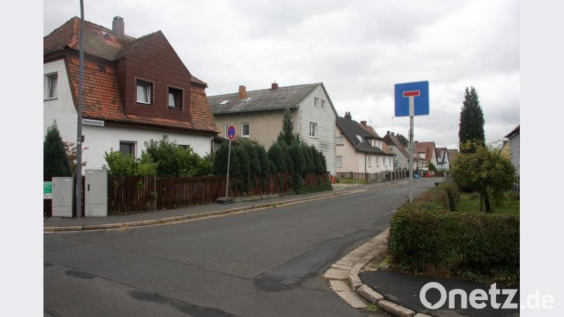 Behinderungen in der Sommerstraße waren Anlass für einen Ortstermin, dem ein einstimmiger Beschluss im Marktrat folgte. Die Verbotsschilder sind bereits aufgestellt und zeigen Wirkung. Bild: wro