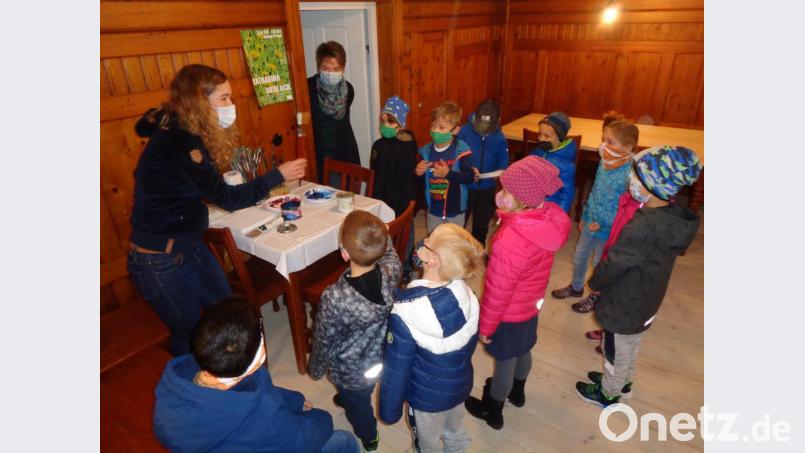 Katharina Gierlach zeigte den Erstklässlern der Grundschule ihre Arbeitsweise. Bild: amö