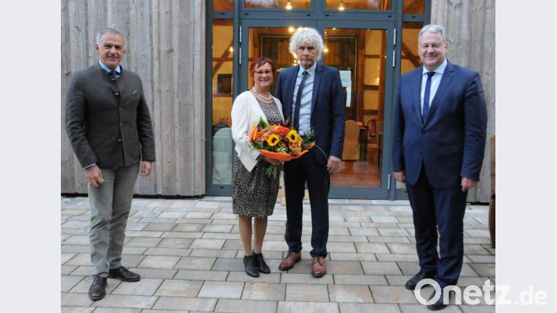 Wolfgang und Edith Lippert (Mitte) nahmen als Ehrengäste an der Tagung der Landräte in den Hollerhöfen teil. Die Kollegen verabschiedeten den Tirschenreuther Ex-Landrat aus ihrer Runde. Links ist Nachfolger Roland Grillmeier zu sehen, rechts ist der Oberpfälzer Sprecher der Landräte, Richard Reisinger. Bild: Christine Hollederer
