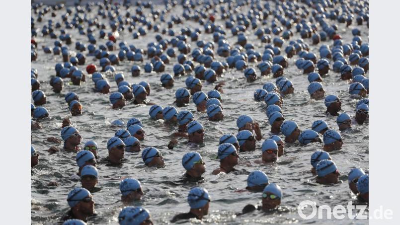Das Wasser bis zum Hals. Das Bild vom Start des letzten Ironman auf Hawaii steht auch symbolisch für viele Triahtlonveranstaltungen. Bild: Würth, Wolfgang