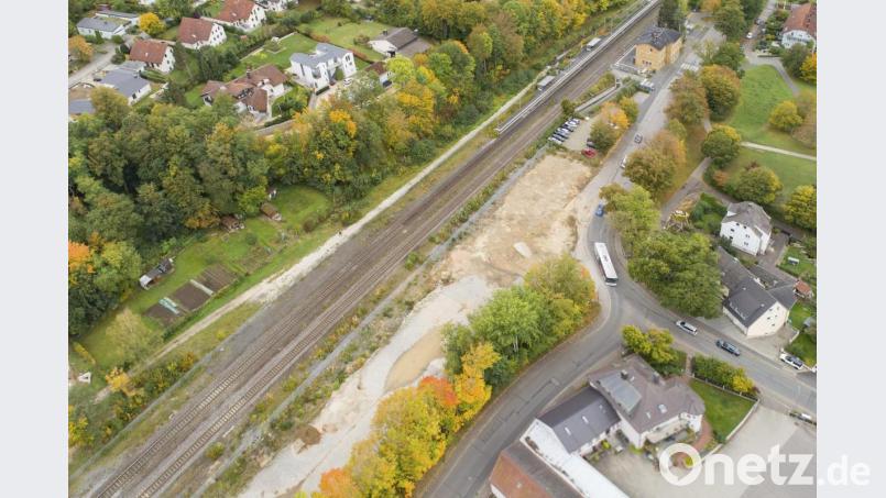 Für die künftige Nutzung des früheren BayWa-Geländes gibt es bis dato vier Planungsvarianten, die am Ende weiteren Parkraum für Pendler bringen, aber vor allem auch dem Linienverkehr und den Radfahrern nutzen sollen. Bild: Thilo Hierstetter