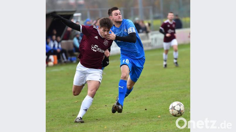 Mit einer 0:2-Niederlage bei der SpVgg Schirmitz (Bild) verabschiedete sich der FV Vilseck (rechts Kapitän Frederic Pröls) am 16. November 2019 in die Winterpause –und bestritt seitdem kein Punktspiel in der Bezirksliga Nord. Archivbild: af