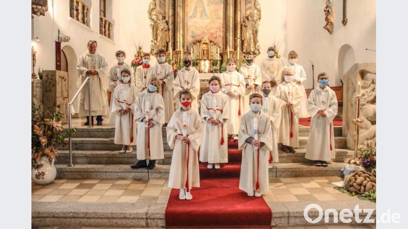 Pfarrer Josef (hinten links) und Vikar Paul (hinten rechts) begleiteten die Erstkommunionkinder auf ihrem ersten Weg zum Tisch des Herrn. Bild: öt