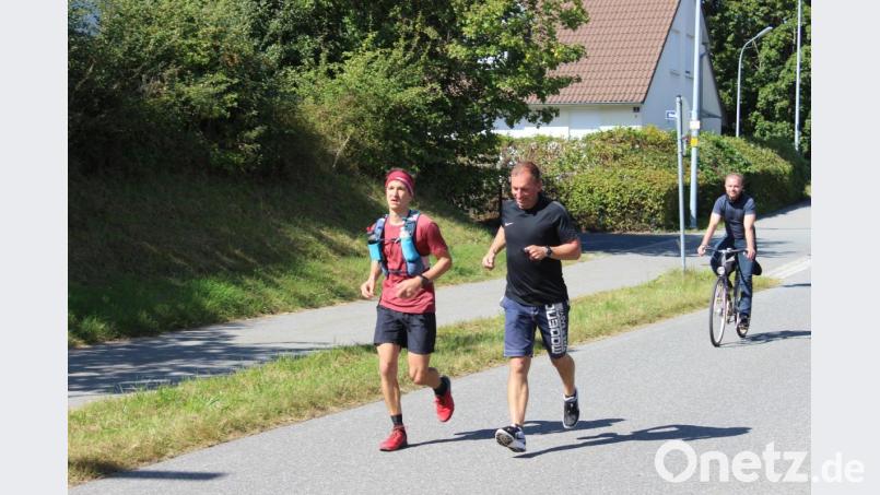 Manuel Palecki hat es fast geschafft. Nur noch das letzte Stück des Ultramarathons wartet auf den 30-Jährigen. Seine Begleiter lassen ihn dabei nicht allein. Bild: jma