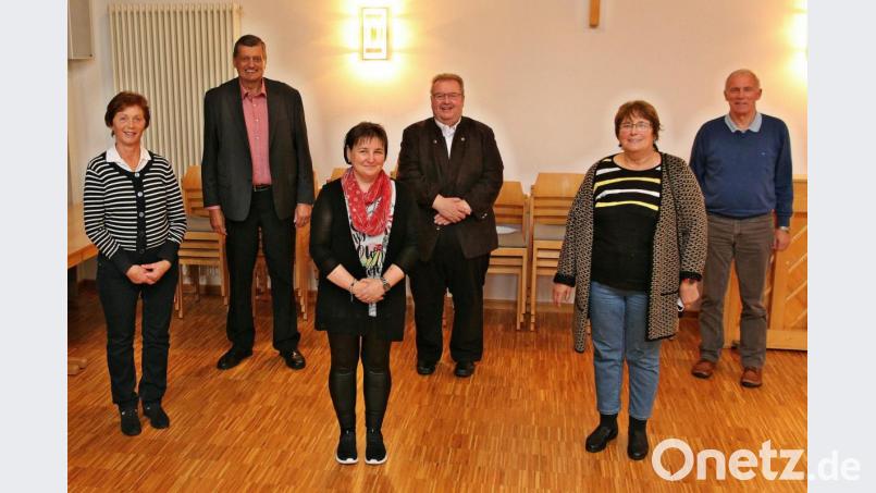 Die Caritas Sozialstation Nabburg mit Pflegedienstleiterin Kerstin Neidl (Dritte von links) kann weiter auf die Unterstützung der bewährten Vorstandschaft des Krankenpflegevereins Fensterbach bauen. Die Jahreshauptversammlung bestätigte das rührige Team in seinen Ämtern. Im Bild Vorsitzender Simon Strähl (Dritter von rechts), Schriftführer Rudolf Langer (rechts), Kassier Franz Ziegelmeier (Zweiter von links) sowie die beiden Kassenprüferinnen Margareta Heimler und Marianne Richthammer. Bild: bph
