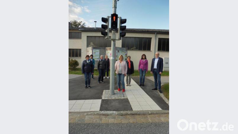 Mit Bürgermeister Bernhard Lindner und FU-Vorsitzender Evi Höllerer (von rechts) überzeugen sich die Hahnbacher FU-Vorstandsmitglieder vom gelungenen Umbau und der Funktion der Fußgängerampel. Bild: ibj