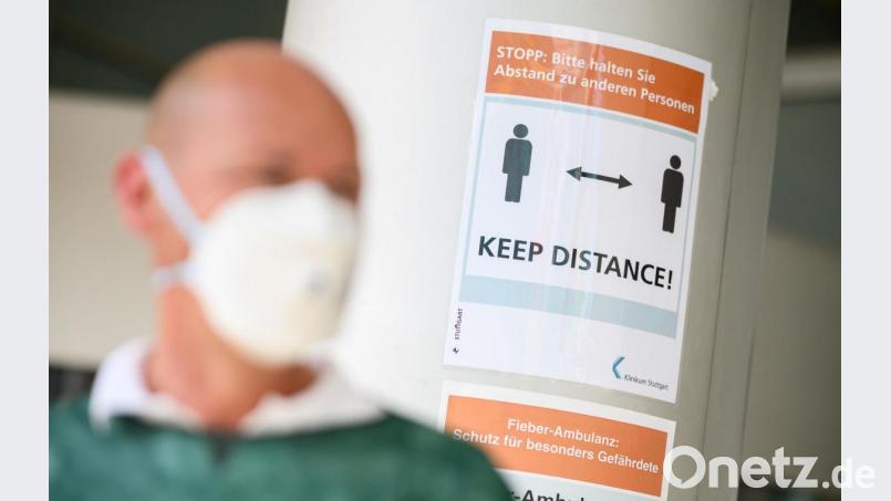 Maske tragen und Abstand halten: Zwei einfache Maßnahmen, um sich und andere vor dem Coronavirus zu schützen. Bei privaten Zusammenkünften ist beides aber oft kein Thema – mit entsprechenden Folgen. Symbolbild: Sebastian Gollnow/dpa