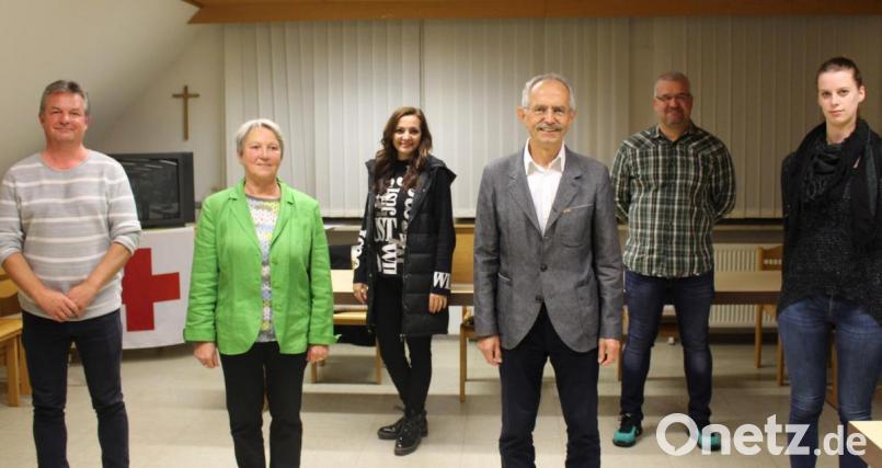 Bürgermeisterin Margit Bayer (Dritte von links) dankte für das ehrenamtliche Engagement in Aufsichtsrat und Vorstand der Allgemeinen Baugenossenschaft. Im Bild von links Matthias Hasselbacher, Gabi Beer-Langer, Margit Bayer, Hubert Kellner, Andreas Herrmann und Claudia Legat. Bild: fpoz