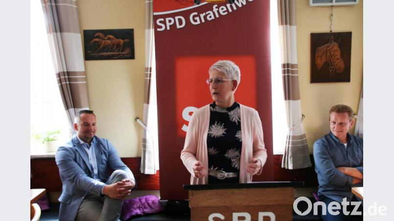 Conny Spitaler stellt den letzten Bericht der AsF-Frauen vor. Künftig werden die Damen sich im Hauptverein der SPD engagieren. Bild: sne