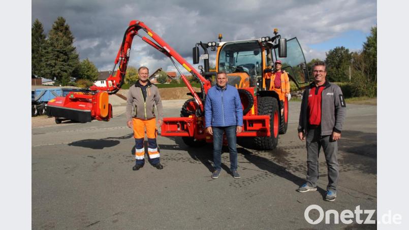 Der neue Böschungsmäher wird an den Schlepper des Teunzer Bauhofs montiert. Bei der Übergabe freuten sich (vorne, von links) Bauhofleiter Josef Fuchs, Bürgermeister Norbert Eckl und Hans Fleischer (Firma Kompark) über das Gerät. Bild: frd