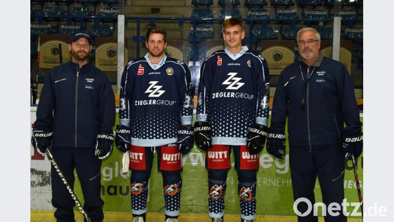 Chefcoach Ken Latta (rechts) und Co-Trainer Florian Zellner (links) mit den beiden DEL-Spielern der Straubing Tigers: Nick Latta (Zweiter von links) und Adrian Klein (Zweiter von rechts) spielen voraussichtlich bis Dezember für die Blue Devils. Bild: gb