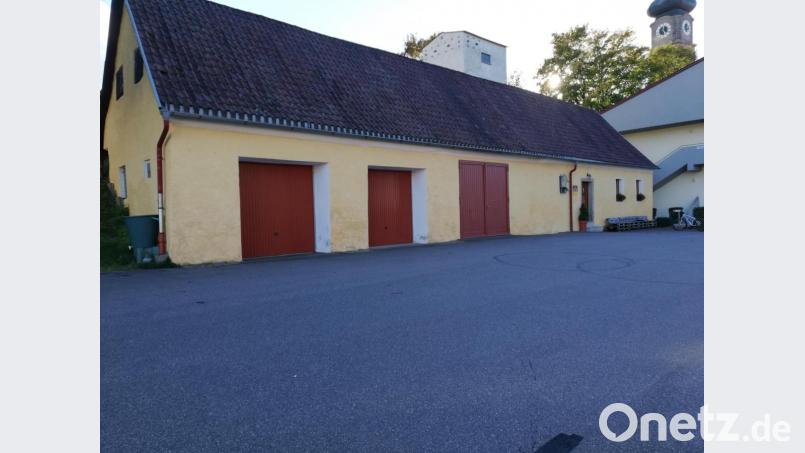 Unmittelbar gegenüber dem Pflegschloss liegen die einstigen Wirtschaftsgebäude, in denen die Museumsleiterin Karin Pausch größere landwirtschaftliche Geräte ausstellen möchte. Bild: exb