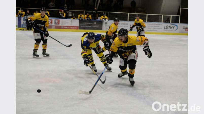 Der Waldkraiburger streckt sich vergeblich, Florian Bocu (rechts), Torschütze zum 4:5, ist schneller am Puck . Bild: Andreas Brueckmann