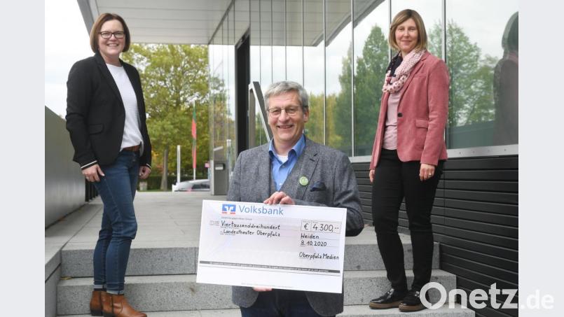 Die Medienpartner treffen sich zum lockeren Ideenaustausch. Die geschäftsführende Verlegerin der Oberpfalz-Medien, Viola Vogelsang-Reichl (rechts), und Ilona Stadler haben für LTO-Chef Wolfgang Meidenbauer aber auch eine Spende zur Förderung der Theaterkultur im Gepäck. Bild: Gabi Schönberger