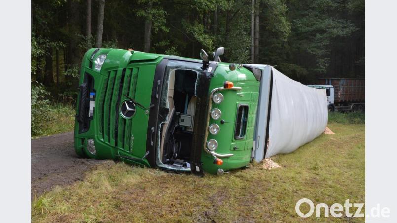 Die Hackschnitzel mussten zunächst entladen werden, ehe der Lastwagen geborgen werden konnte. Bild: jr