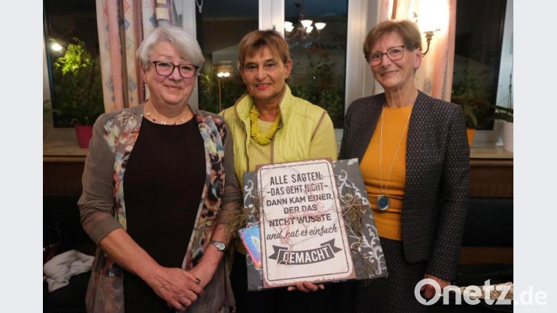 Eine besondere Ehrung erfuhr die Vereinsgründerin und lange Vorsitzende Johanna Strecker (links) durch die amtierende Vorsitzende Angelika Hiltner (rechts) und Evelin Hensel (MItte) von der Sparte Gymnastik. Bild: usc