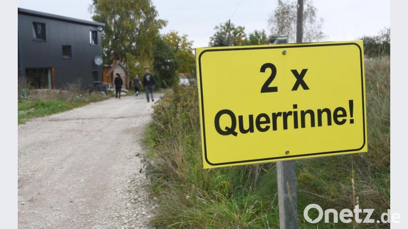 Anstelle dieses von den Anliegern selbst aufgestellten Provisoriums soll künftig ein reguläres Verkehrsschild auf die Unebenheiten in der geschotterten Fahrbahn bei Steinfels hinweisen. Bild: Gabi Schönberger