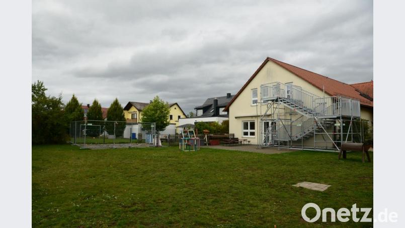 Links neben der neu errichteten Notleiter wird der Verbindungsgang zu den neuen Krippenräumen gebaut. Um einen Aufzug einzusparen und trotzdem in den Genuss staatlicher Zuschüsse zu kommen, wird der Turnraum ebenfalls ebenerdig errichtet, so dass sich der neue Anbau gegenüber der ursprünglichen Planung vergrößert. Bild: bey