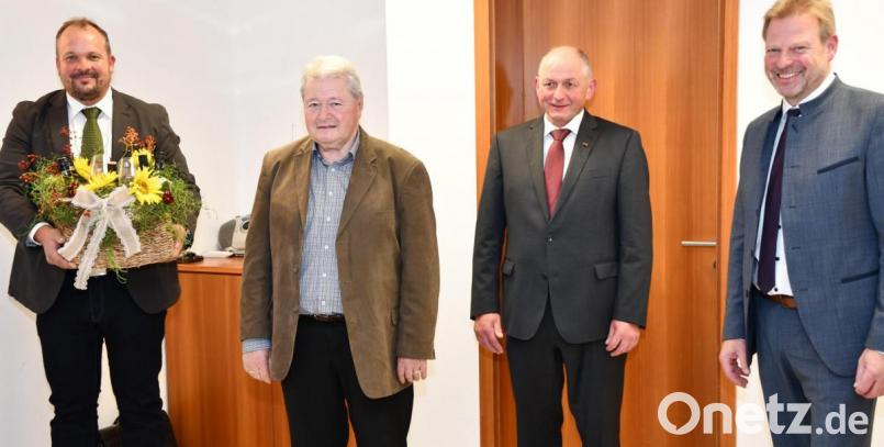 Feierstunde für ein prominentes Geburtstagskind (von links): Dritter Bürgermeister Christian Drexler, Altbürgermeister und Ehrenbürger Norbert Probst, Zweiter Bürgermeister Franz Weiß und Bürgermeister Alwin Märkl. Bild: sche