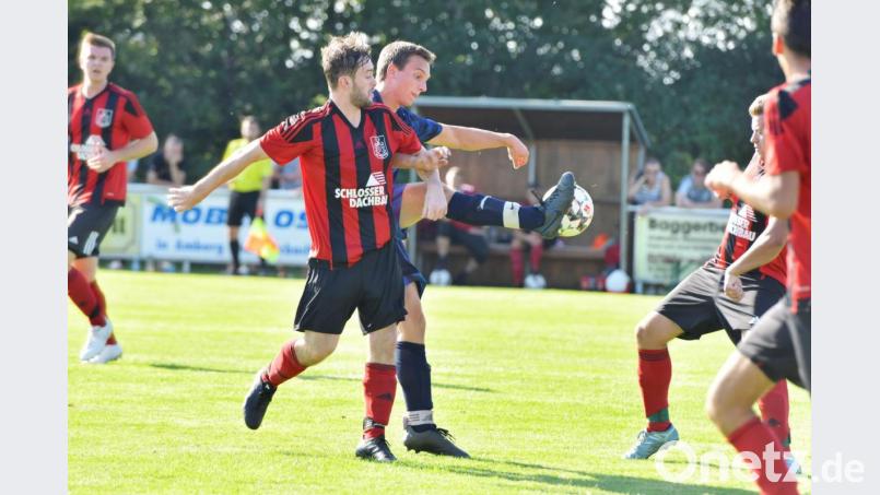Der Paulsdorfer Daniel Seidl (vorne) versuchte in dieser Szene den Freudenberger Jonas Greß (am Ball) zu stoppen. Doch aller Einsatz war vergebens, im Hinspiel gewann der SV Freudenberg mit 2:1. Archivbild: Ziegler