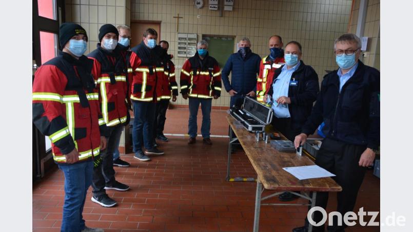 Eine Standortschulung zum Thema Strahlenschutz führte die Staatliche Feuerwehrschule Regensburg bei der Feuerwehr Mitterteich durch. Reinhard Märkl und Thomas Schäfer (von rechts) leiteten den Auffrischungslehrgang. Mit dabei war unter anderem Kommandant Franz Bauernfeind (Dritter von rechts). Bild: jr