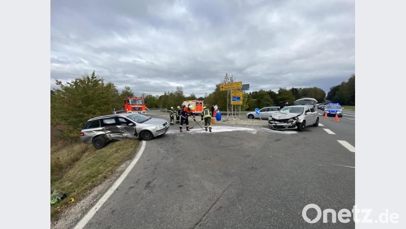 Zwei Autos stoßen an der Trippacher Kreuzung zusammen. Bild: Gustl Beer