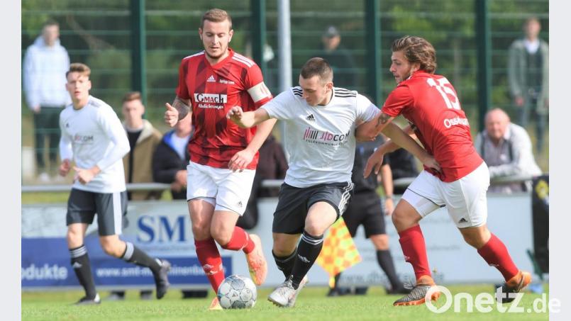 Patryk Bytomski (Mitte) versucht vergeblich, sich gegen die Lamer Abwehrspieler durchzusetzen. Nach der bitteren 1:2-Pleite gegen die SpVgg Lam steht die SV Grafenwöhr beim SV Fortuna Regensburg vor einer hohen Auswärtshürde. Bild: Gerhard Büttner