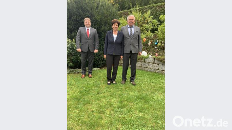 Bürgermeister Stefan Braun überbringt im Namen des Marktes Kastl Glückwünsche an das Jubelpaar Maria und Johann Klier (von links). Bild: Stefan Braun