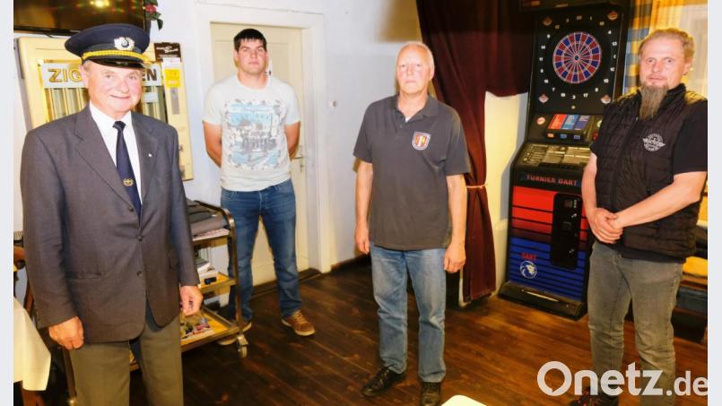 Rollentausch im Führungsbereich der KSK Speinshart. Den bisherigen Zweiten Vorsitzenden Helmut Schmidt (Zweiter on rechts) wählten die Mitglieder zum Chef. Max Wagner (links) macht als Vize weiter. Neu in der Führungsebene ist Schriftführer Gerhard Steger (rechts). Schatzmeister bleibt Wolfgang Meyer Junior (Zweiter von links). Bild: do