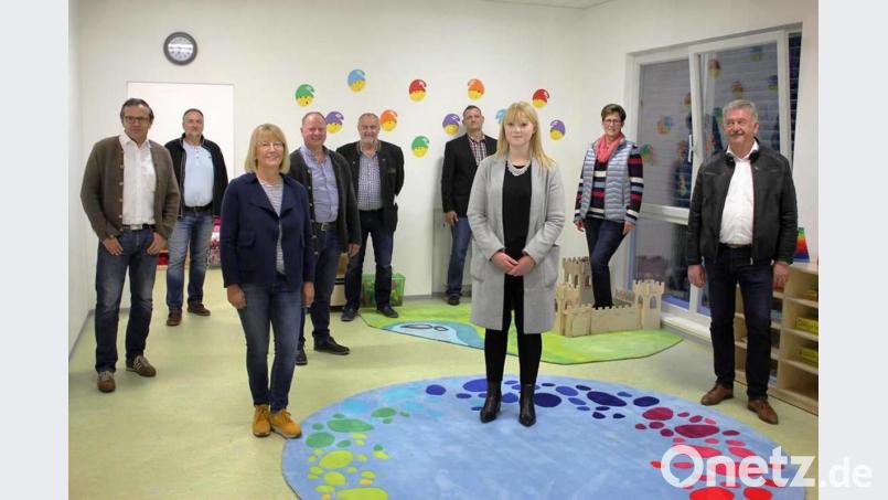 Die Gemeinderäte sind sich zusammen mit Bürgermeister Anton Peter (hinten, Vierter von links) und Kindergartenleiterin Katharina Reiff 
 (vorn, Zweite von links) einig: In diesem Kindergarten und der Krippe können sich die Kinder wohlfühlen. Bild: oe