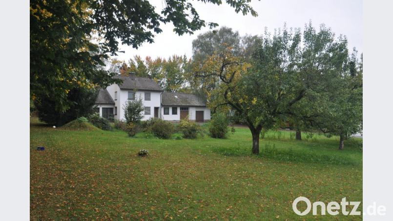 Der Kauf des Seer-Hauses war mit ein Grund für den Nachtragshaushalt. Für 300 000 Euro hat die Stadt das Gebäude sowie rund 4500 Quadratmeter Grund bekommen. „Das hätte jede Gemeinde gemacht“, wandte sich Bürgermeister Alfred Stier am Donnerstag gegen Kritik aus dem Stadtrat. Das Haus könnte nach einem Umbau auch als Wohnhaus für einen Arzt dienen, brachte Stier einen Gedanken zur späteren Nutzung vor. Bild: ws