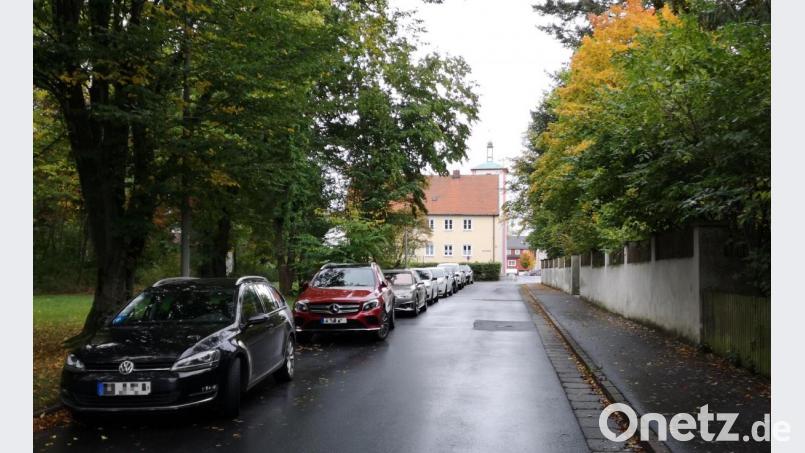 Matthias Gradl (Wählergemeinschaft Zukunft Stadt Mitterteich) bemängelte im Stadtrat, dass in der Parkstraße (Bild) und auch in den umliegenden Straßen häufig keine freien Parkplätze zu finden seien. Bild: lnz