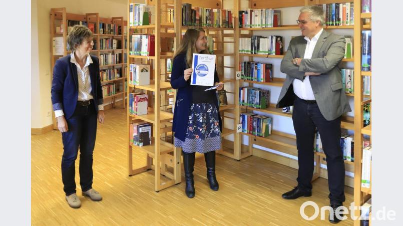 Irmi Sittl vom Bücherei-Team, die Bibliothekarin der Diözesanstelle in Regensburg, Christina Schnödt und Bürgermeister Richard Tischler (von links) verlosten die Leseclub-Preise. Bild: Kurt F.Stangl/exb