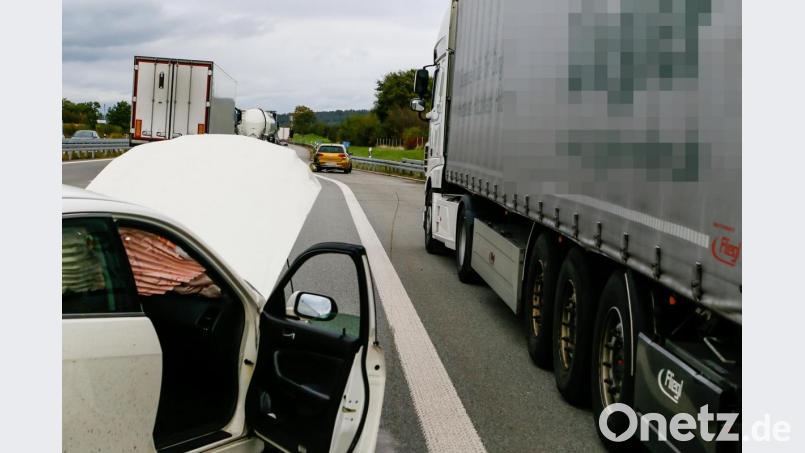 Rund 30000 Euro Schaden entstanden am Freitag bei einem Unfall auf der A 93 bei Nabburg. Verletzt wurde niemand. Bild: Clemens Hösamer