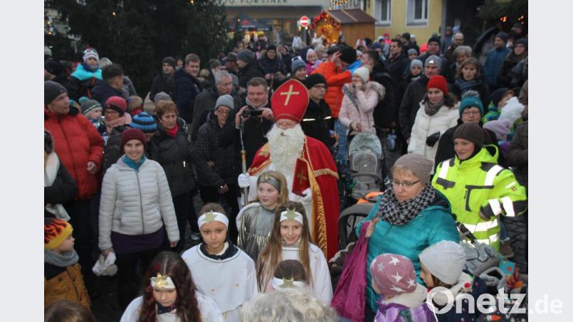 Der Einzug von Sankt Nikolaus und seinen Engeln auf dem Marktplatz markierte in den vergangenen Jahren stets den Höhepunkt beim Oberviechtacher Christkindlmarkt. Heuer jedoch zwingt Corona zur Absage der Veranstaltung. Archivbild: frd