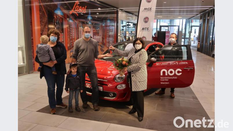 Jürgen Wurm (Vierter von links) ist stolzer Gewinner eines nagelneuen Fiat 500 C Cabrio in der Sportausführung. Die Schlüssel überreicht Center-Managerin Reinhild Holthaus mit (rechts) Christian Nickl vom Mitsponsor, Autohaus MGS. Bild: Kunz