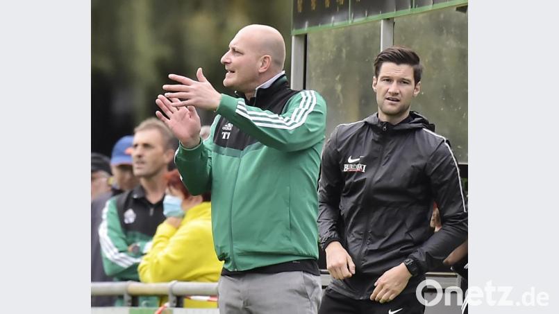 Mit Interimstrainer Tobias Rösl (links) an der Seitenlinie gewann die DJK Ammerthal in der Bayernliga gegen den 1. FC Sand mit 2:0. Jetzt folgt eine Pflichtaufgabe im Toto-Pokal beim Kreisligisten SV Breitenbrunn. Archivbild: Hubert Ziegler