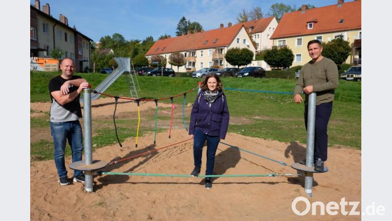 Bodenständig ist das ILE-Projekt in Eschenbach. Aus dem Regionalbudget flossen Mittel zur Anschaffung von Spielgeräten auf dem ehemaligen Bolzplatz im Stirnberg. Im Bild Jugendbeauftragter Jürgen Schäffler, Regionalmanagerin Annika Schreier und Bürgermeister Marcus Gradl (von links) beim Ortstermin. Bild: do