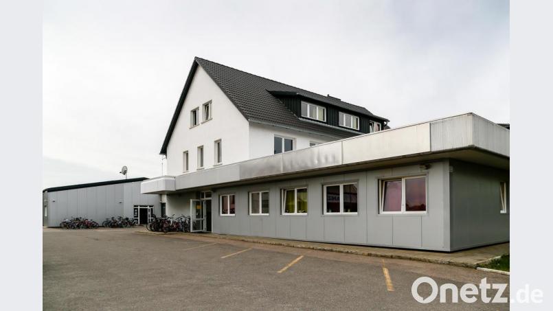 Bewohner der Gemeinschaftsunterkunft für Asylbewerber an der Egelseer Straße in Schwandorf haben sich mit Corona infiziert. Die Quarantäne stellt hier eine besondere Herausforderung dar. Bild: Hösamer