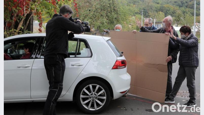 Beim Dreh mit dem ZDF-Team spielten die Anwohner der Dostlerstraße mal durch, was eine Absperrung quer über die Straße für ihren Alltag bedeuten würde. Etwa beim Rausfahren aus den benachbarten Grundstücken. Bild: Wolfgang Steinbacher