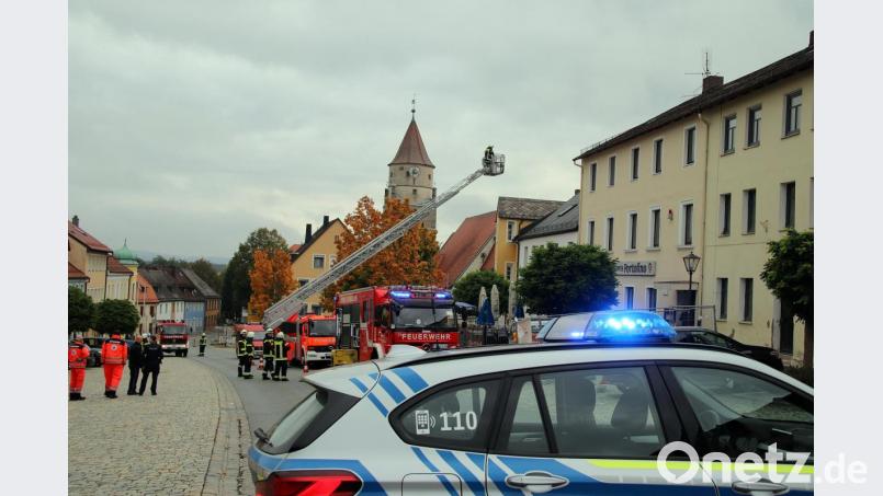 Die Durchfahrt am Stadtplatz war während des Einsatzes durch die Einsatzkräfte gesperrt. Bild: jma