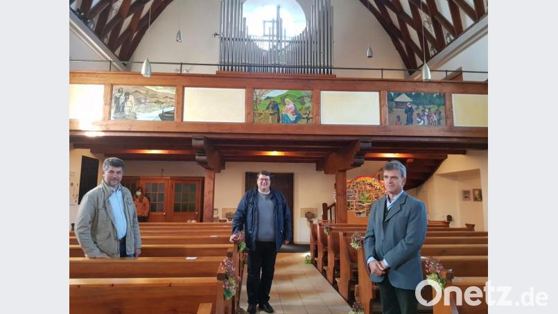 Drei Bilder verschönern jetzt die Filialkirche Tröbes. Richard Reger aus Böhmischbruck (rechts) war der Künstler. Darüber freuen sich Kirchenpfleger Bernhard Rom und Pfarrer Udo Klösel (von links). Bild: gi